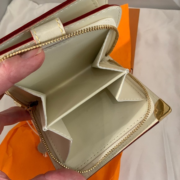 Louis Vuitton Wallet - Picture 3 of 11